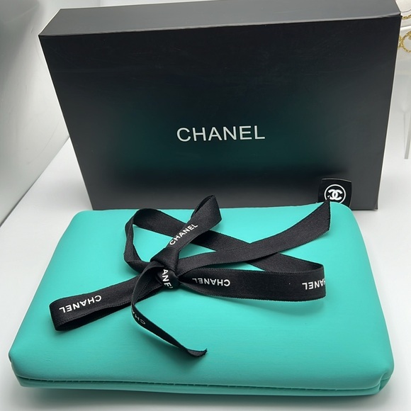 CHANEL Beauty Neoprene Cosmetic Bag CC Zipper Pull Charm Rare Tiffany Blue NWOT - Picture 16 of 17